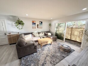 2362 Hosp Way, Unit 136 in Carlsbad, CA - Foto de edificio - Building Photo