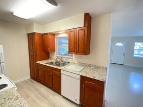 Enjoy Downtown living in this 2/1 Duplex!! in Orlando, FL - Building Photo - Building Photo