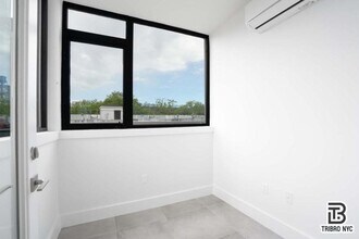 13 N Elliott Pl in Brooklyn, NY - Building Photo - Building Photo