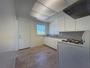 1031 E 4th St in Long Beach, CA - Building Photo - Building Photo
