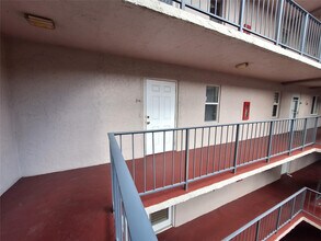 2821 Somerset Dr in Lauderdale Lakes, FL - Building Photo - Building Photo