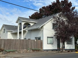 3289 3rd St in Hubbard, OR - Building Photo