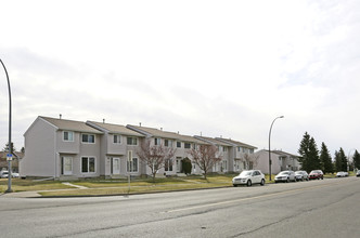 200-434 Marlborough Way NE in Calgary, AB - Building Photo - Building Photo