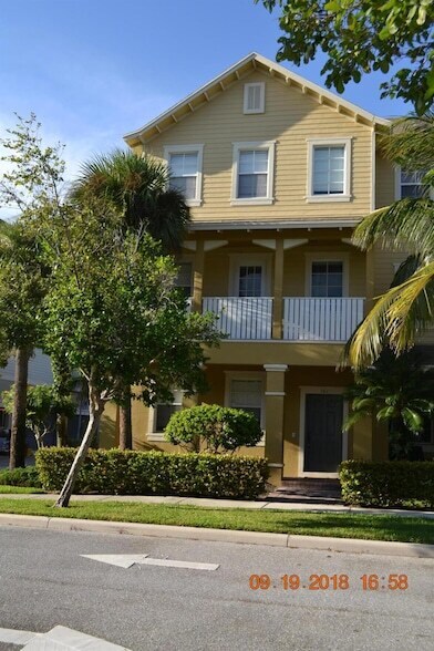 107 W Pigeon Plum Dr in Jupiter, FL - Foto de edificio
