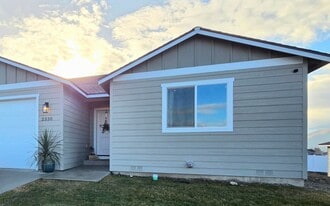 2330 Noah St SE in East Wenatchee, WA - Building Photo