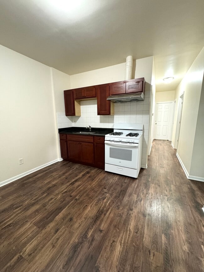 240 W 24th St, Unit 2R