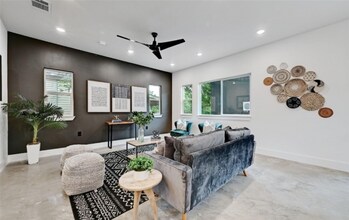 7613 Providence Ave in Austin, TX - Foto de edificio - Building Photo