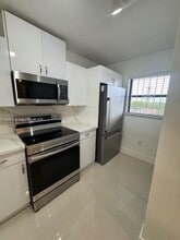 10317 NW 9th St Cir in Miami, FL - Building Photo - Building Photo