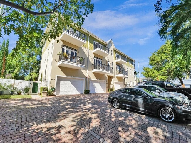 2356 Wilton Dr in Wilton Manors, FL - Building Photo - Building Photo