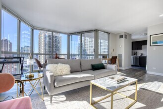 1 E Delaware Pl in Chicago, IL - Building Photo - Building Photo