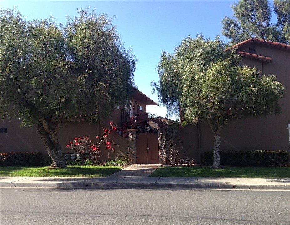 1217 Donax Ave in Imperial Beach, CA - Foto de edificio