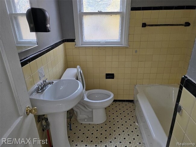 8239 Manor in Detroit, MI - Building Photo - Building Photo