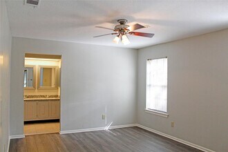 39 S White Pebble Ct in Spring, TX - Building Photo - Building Photo