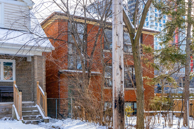 561 Palmerston Av in Toronto, ON - Building Photo - Building Photo