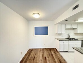 2124 Burton Dr in Austin, TX - Building Photo - Building Photo