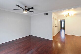 11550 Chimney Rock Rd in Houston, TX - Building Photo - Building Photo