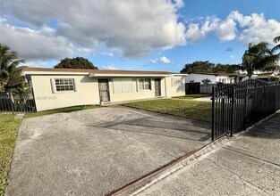 19201 NW 36th Ave in Miami Gardens, FL - Foto de edificio - Building Photo