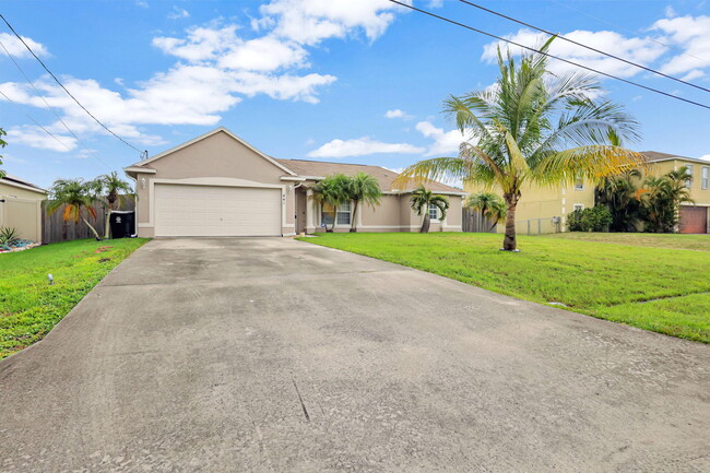 441 SW Feldman Ave in Port St. Lucie, FL - Building Photo - Building Photo