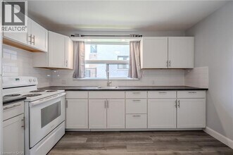 102 Sydney St N in Kitchener, ON - Building Photo - Building Photo
