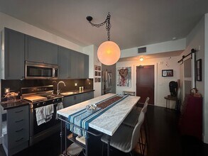 460 S Spring St in Los Angeles, CA - Foto de edificio - Building Photo