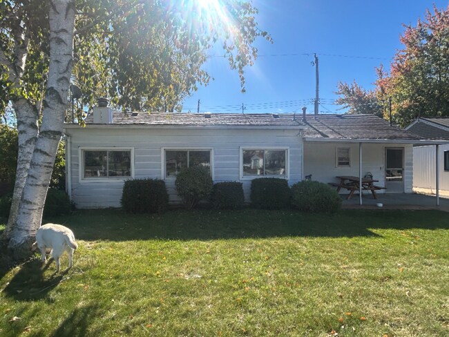 5693 E Eagle Dr in Port Clinton, OH - Foto de edificio - Building Photo