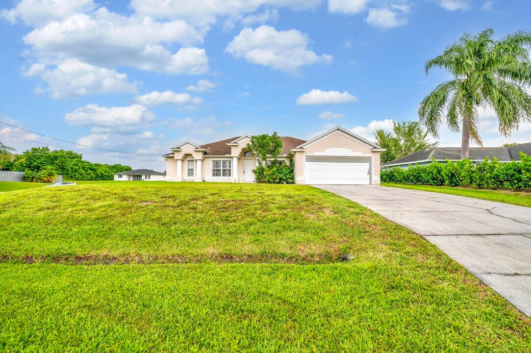 446 SW S Quick Cir in Port St. Lucie, FL - Building Photo