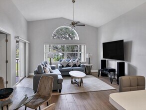 7234 Eleanor Cir, Unit 203 in Sarasota, FL - Building Photo - Building Photo