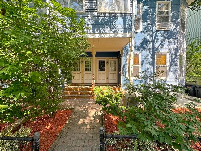 25 Rossmore St, Unit 25H in Somerville, MA - Foto de edificio - Building Photo