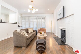 8911 Cynthia St in West Hollywood, CA - Foto de edificio - Building Photo