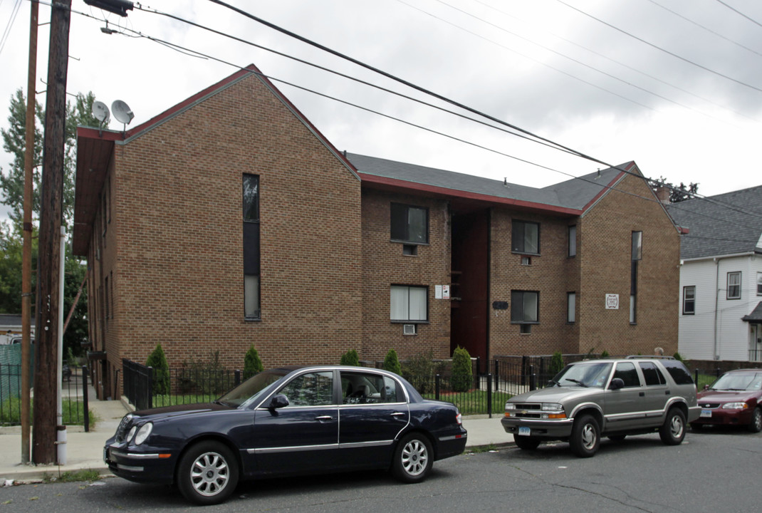 240 Oak St in Bridgeport, CT - Building Photo