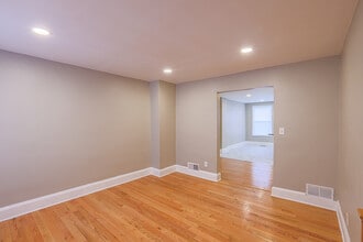 130 Reedbird Ave in Baltimore, MD - Foto de edificio - Building Photo