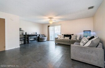 5545 Bennington Dr in Jacksonville, FL - Foto de edificio - Building Photo