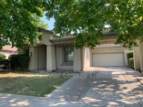 2224 Bastona Dr in Elk Grove, CA - Building Photo - Building Photo