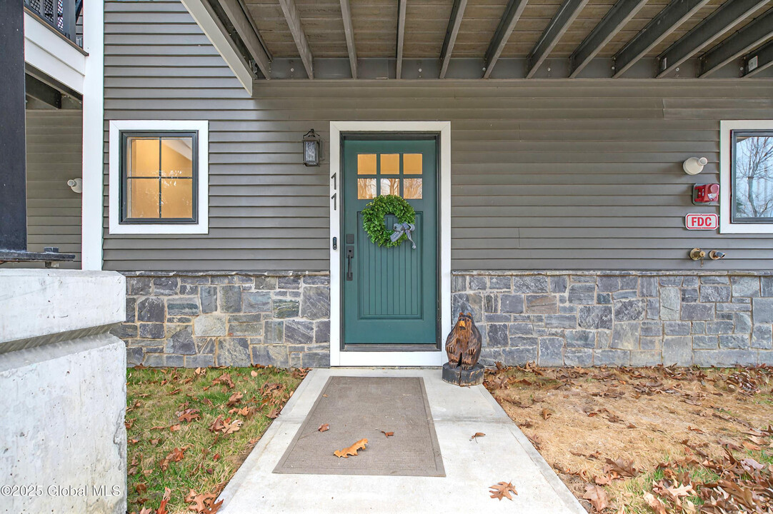 11 Gibson Ct in Saratoga Springs, NY - Building Photo