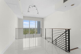 60 SW 13th St, Unit 3213 in Miami, FL - Foto de edificio - Building Photo