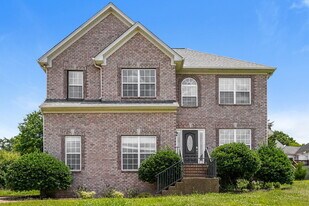 102 Polk Ct in Hendersonville, TN - Building Photo
