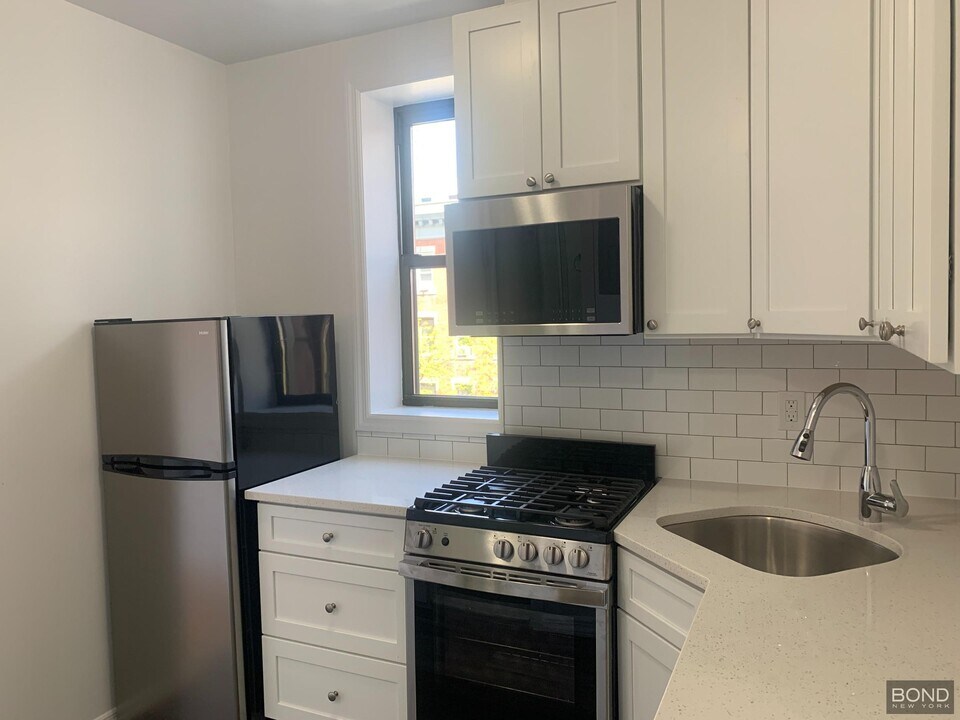 717 9th Ave in New York, NY - Building Photo