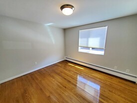 60 Lake Ave, Unit 2BR in Melrose, MA - Building Photo - Building Photo