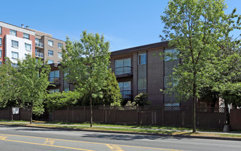 Kingsway Manor in Vancouver, BC - Building Photo - Building Photo