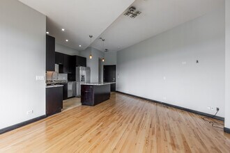 2319 N Damen Ave, Unit 306 in Chicago, IL - Building Photo - Building Photo
