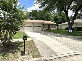 9822 Rumbling Wood Ln in Houston, TX - Building Photo
