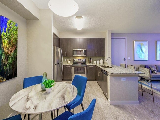 New EDGE Collection in Daytona Beach, FL - Foto de edificio - Building Photo