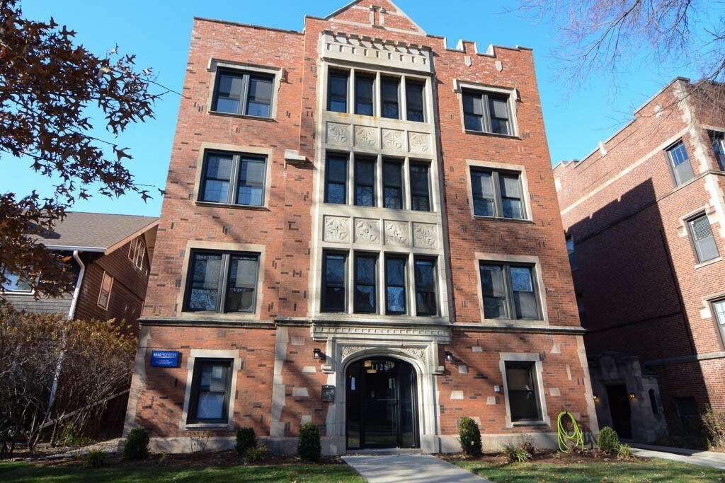 1131 Maple Ave in Evanston, IL - Building Photo
