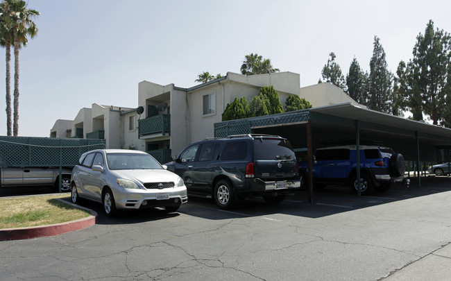 Sunpointe Village Apartments in San Bernardino, CA - Foto de edificio - Building Photo