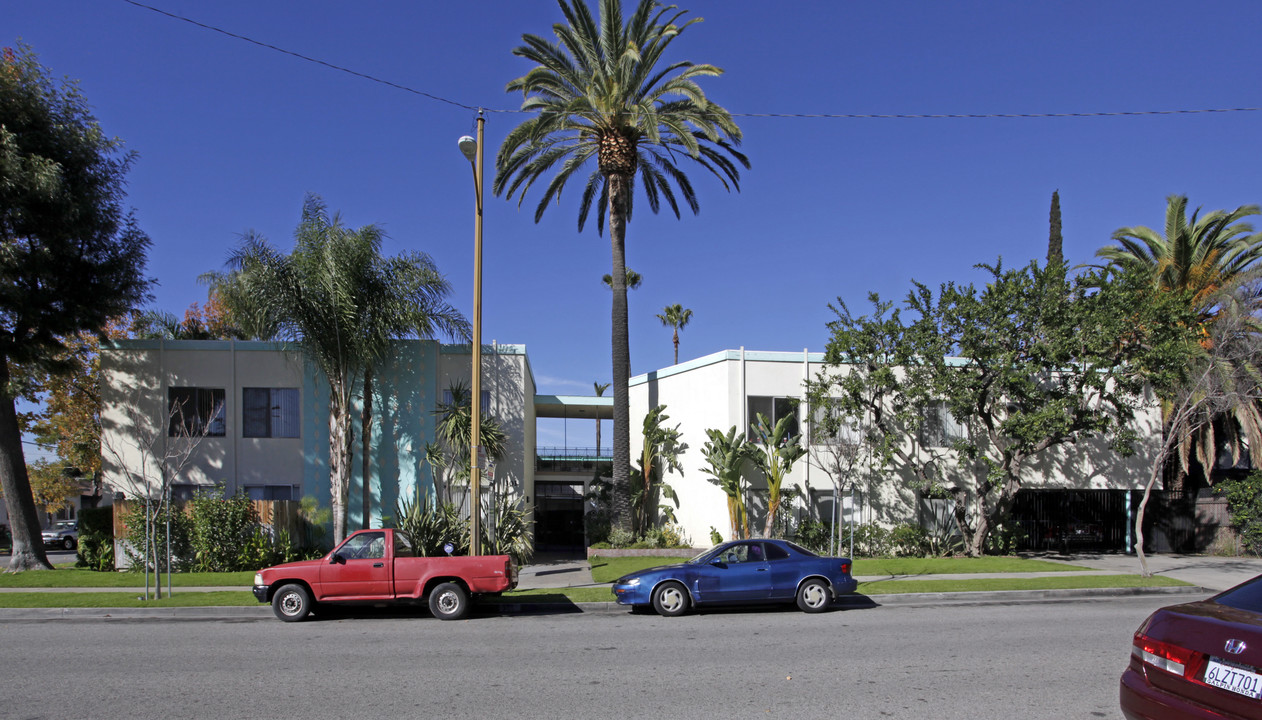 301 N Hagar St in San Fernando, CA - Building Photo