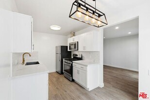 612 Huntley Dr in West Hollywood, CA - Building Photo