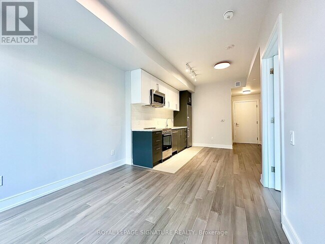 2525 Bathurst St in Toronto, ON - Building Photo - Building Photo