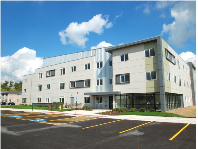 413 E Hall St, Unit 307 in Sandwich, IL - Foto de edificio - Building Photo