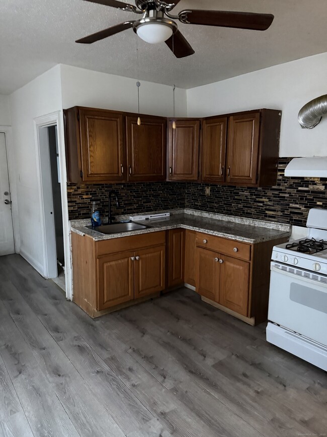 1928 Broad St in Hartford, CT - Building Photo - Building Photo