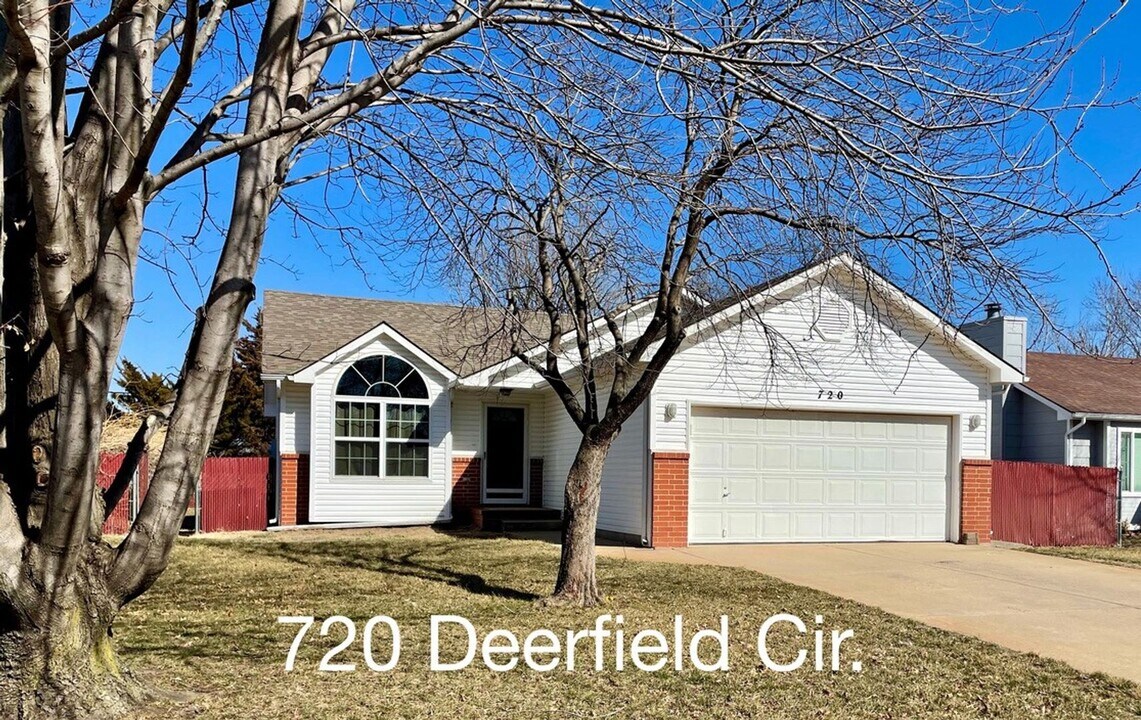 720 Deerfield Cir in Valley Center, KS - Building Photo